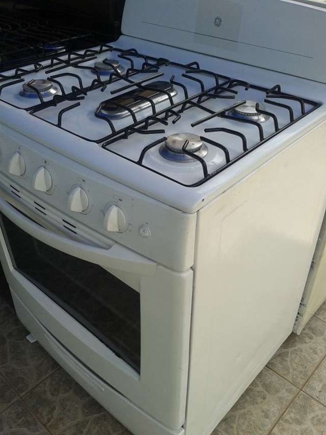 Estufa general electric de 30 pulg!! con 5 hornillas!! en Santo Domingo