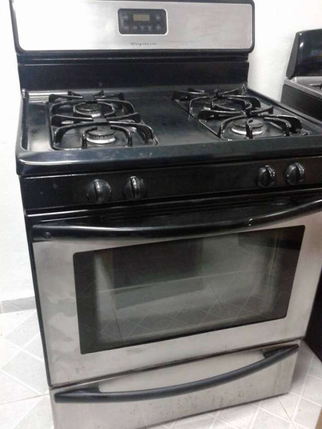 Estufa frigidaire de 30 negra con platiada!! en Santo Domingo