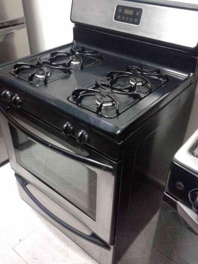 Estufa frigidaire de 30 negra con platiada!! en Santo Domingo