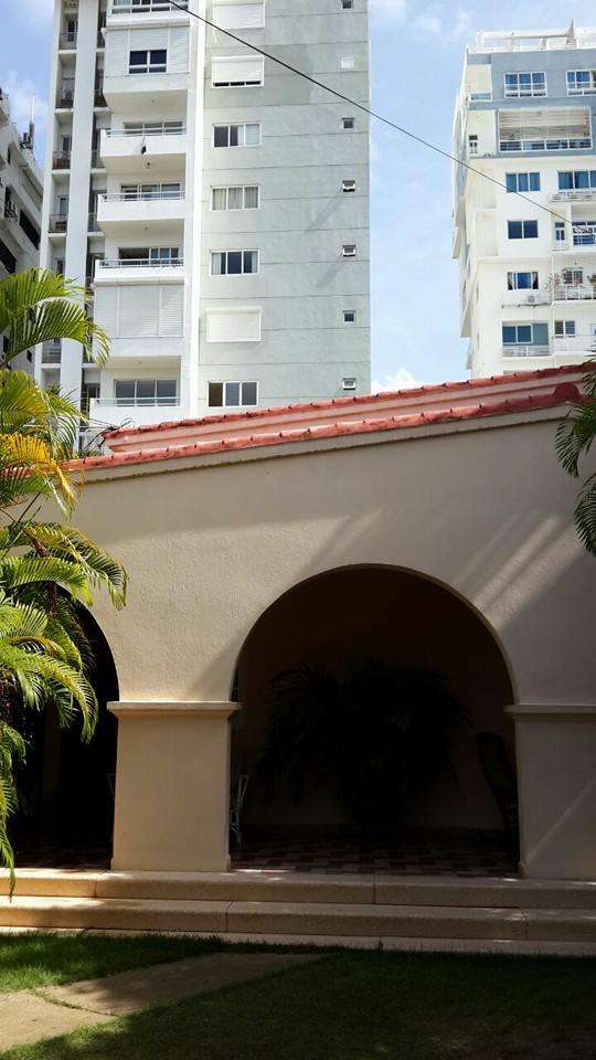 Se vende casa con solar de 1000 metros en gazcue para proyecto de