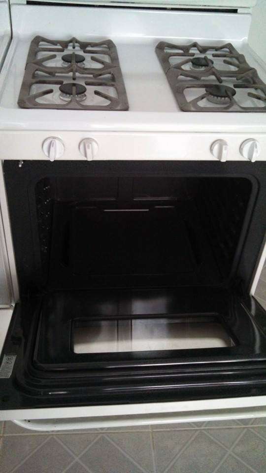 Estufa frigidaire blanca de 30 con reloj en pantalla en Santo Domingo